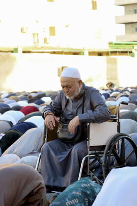 Eid Al-Adha Prayers Idlib A man sits in a wheelchair among a crowd bowing during Eid al-Adha prayers in Idlib, Syria, on May 27, 2026. Eid al-Adha, or the Feast of Sacrifice, is one of the most important holidays in the Islamic calendar, commemorating the willingness of Prophet Ibrahim to sacrifice his son. The event is traditionally marked worldwide by communal prayers, family gatherings, acts of charity, and the slaughtering of livestock. Idlib Idlib Syria Copyright: xOmarxAlbawx