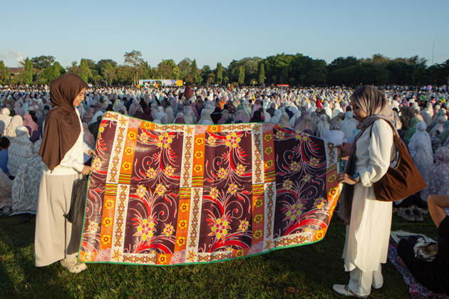 May 27, 2026, Denpasar, Bali, Indonesia: Muslim women unfold a large prayer mat as they prepare for the Eid al-Adha prayer at Renon in Denpasar, Bali. Denpasar Indonesia - ZUMAp229 20260527_zip_p229_003 Copyright: xLanaxPriatnax