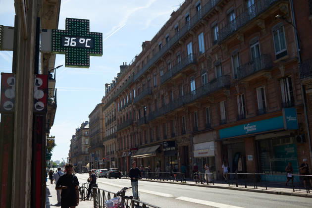 Toulouse: First Heatwave Of The Year Due To Global Warming A pharmacy thermometer shows a temperature of 36?C during a heatwave in Toulouse, France, on May 27, 2026. France experiences its first heatwave of the year, with temperatures reaching 37?C in Toulouse. The heatwave is notable for its early occurrence and intensity, with dozens of temperature records surpassed, particularly in the southwest. France is experiencing temperatures 8 to 15?C above the May average. The heatwave is attributed to a phenomenon known as a heat dome, where hot air is trapped by cooler air. This event coincides with climate experts concerns that limiting global warming to +1.5?C, as agreed in 2015 during the COP21 in Paris, may not be achievable. France is cur  Copyright: xAlainxPittonx originalFilename: pitton-notitle260527_npiEo.jpg