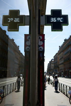 Toulouse: First Heatwave Of The Year Due To Global Warming A pharmacy thermometer shows a temperature of 36?C during a heatwave in Toulouse, France, on May 27, 2026. France experiences its first heatwave of the year, with temperatures reaching 37?C in Toulouse. The heatwave is notable for its early occurrence and intensity, with dozens of temperature records surpassed, particularly in the southwest. France is experiencing temperatures 8 to 15?C above the May average. The heatwave is attributed to a phenomenon known as a heat dome, where hot air is trapped by cooler air. This event coincides with climate experts concerns that limiting global warming to +1.5?C, as agreed in 2015 during the COP21 in Paris, may not be achievable. France is cur  Copyright: xAlainxPittonx originalFilename: pitton-notitle260527_np5QP.jpg