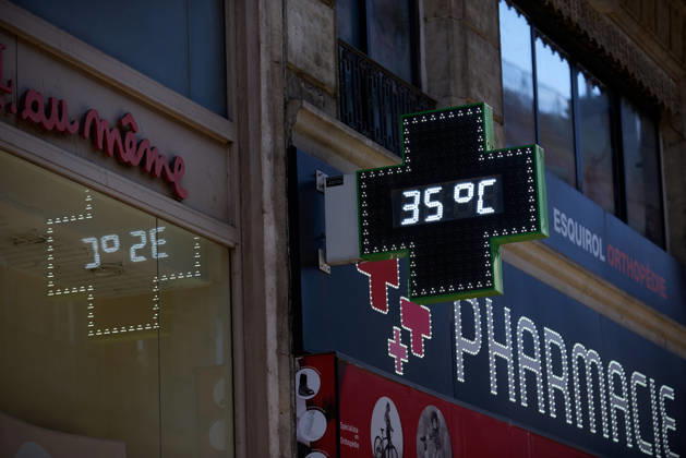 Toulouse: First Heatwave Of The Year Due To Global Warming A pharmacy thermometer shows a temperature of 35?C during a heatwave in Toulouse, France, on May 27, 2026. France experiences its first heatwave of the year, with temperatures reaching 37?C in Toulouse. The heatwave is notable for its early occurrence and intensity, with dozens of temperature records surpassed, particularly in the southwest. France s temperatures are 8 to 15?C above normal for May. The heatwave is attributed to a phenomenon known as a heat dome, where hot air is trapped by cooler air. This event coincides with climate experts concerns that limiting global warming to +1.5?C, as agreed in 2015 during the COP21 in Paris, may not be achievable, with France already 2.2? Copyright: xAlainxPittonx originalFilename: pitton-notitle260527_npQxc.jpg