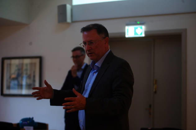Flensburg, Schleswig-Holstein Vortrag & Diskussion mit Klaus Scherer ehem. ARD-Korrespondent in Washington, Journalist und Autor. Anlässlich des Besuchs der Amerika-Gesellschaft in Flensburg luden der SOF und SSW zu einem Abend mit Klaus Scherer ein. Thema: Die USA im politischen Hurrikan Ein aktueller Bericht über Entwicklungen, Lage und Perspektiven in den USA. Hier: Es spricht Klaus Scherer. Aufnahme vom 27.05.2026, Flensburg.