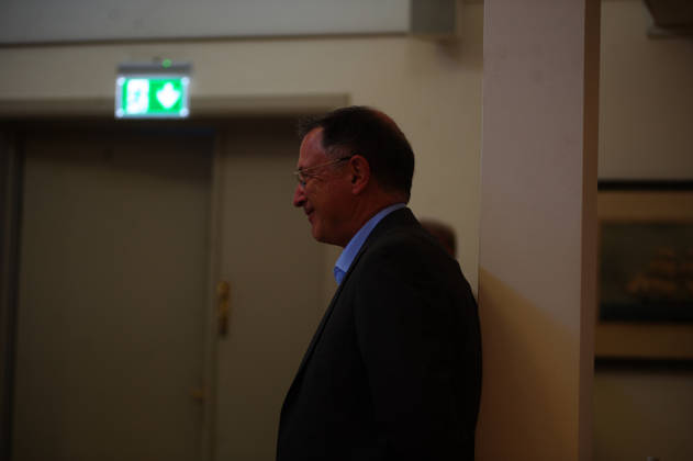 Flensburg, Schleswig-Holstein Vortrag & Diskussion mit Klaus Scherer ehem. ARD-Korrespondent in Washington, Journalist und Autor. Anlässlich des Besuchs der Amerika-Gesellschaft in Flensburg luden der SOF und SSW zu einem Abend mit Klaus Scherer ein. Thema: Die USA im politischen Hurrikan Ein aktueller Bericht über Entwicklungen, Lage und Perspektiven in den USA. Hier: Klaus Scherer wird begrüßt. Aufnahme vom 27.05.2026, Flensburg.
