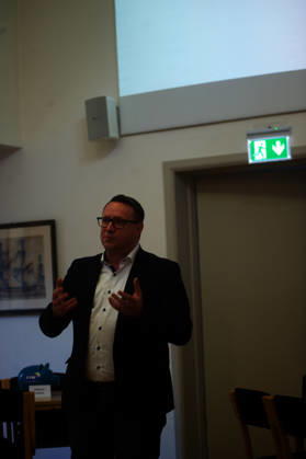 Flensburg, Schleswig-Holstein Vortrag & Diskussion mit Klaus Scherer ehem. ARD-Korrespondent in Washington, Journalist und Autor. Anlässlich des Besuchs der Amerika-Gesellschaft in Flensburg luden der SOF und SSW zu einem Abend mit Klaus Scherer ein. Thema: Die USA im politischen Hurrikan Ein aktueller Bericht über Entwicklungen, Lage und Perspektiven in den USA. Hier: es spricht Christian Dirschauer, Politiker (SSW,) er ist Mitglied des Landtag von Schleswig-Holstein. Aufnahme vom 27.05.2026, Flensburg.