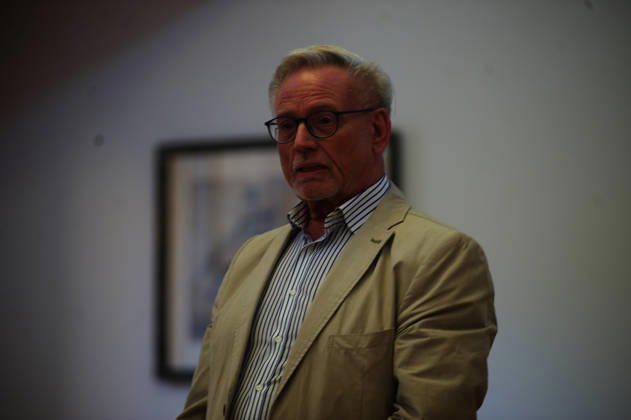 Flensburg, Schleswig-Holstein Vortrag & Diskussion mit Klaus Scherer ehem. ARD-Korrespondent in Washington, Journalist und Autor. Anlässlich des Besuchs der Amerika-Gesellschaft in Flensburg luden der SOF und SSW zu einem Abend mit Klaus Scherer ein. Thema: Die USA im politischen Hurrikan Ein aktueller Bericht über Entwicklungen, Lage und Perspektiven in den USA. Hier: Es sprocht Wolfgang Schulz, Geschäftsführer Amerika-Gesellschaft Schleswig-Holstein. Aufnahme vom 27.05.2026, Flensburg.