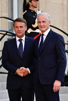 Le Président de la République Emmanuel Macron accueille Jonas Gahr Støre, Premier ministre du Royaume de Norvège, au palais de lElysée à Paris, le 27 mai 2026 Christian Liewig Bestimage President Emmanuel Macron welcomes Jonas Gahr Støre, Prime Minister of the Kingdom of Norway, to the Elysée Palace in Paris, on May 27, 2026 Paris France  Copyright: xChristianxLiewigx xBestimagexChristianxLiewigx xBestimagex