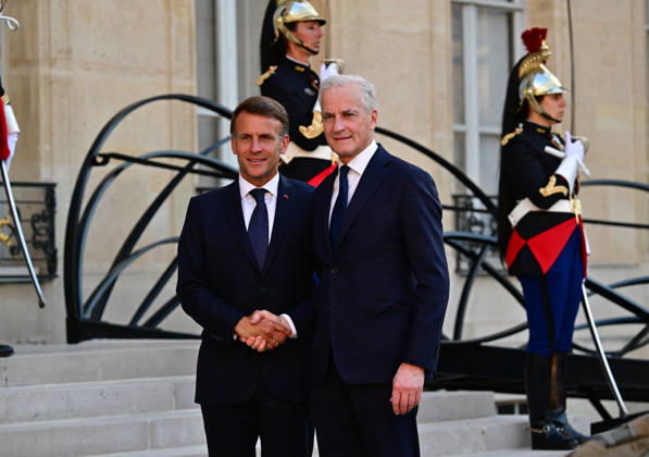 Le Président de la République Emmanuel Macron accueille Jonas Gahr Støre, Premier ministre du Royaume de Norvège, au palais de lElysée à Paris, le 27 mai 2026 Christian Liewig Bestimage President Emmanuel Macron welcomes Jonas Gahr Støre, Prime Minister of the Kingdom of Norway, to the Elysée Palace in Paris, on May 27, 2026 Paris France  Copyright: xChristianxLiewigx xBestimagexChristianxLiewigx xBestimagex