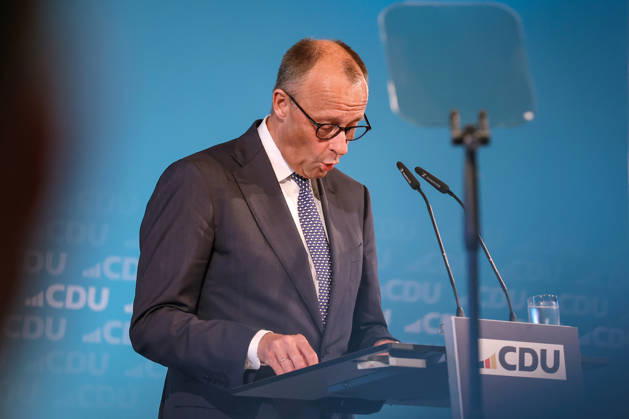 27.05.2026, Politik, Bundeskanzler Friedrich Merz (CDU) Spricht bei seiner Rede auf der Bühne zu Gast als Festredner beim Festakt in der Schützenhalle Hüsten bei Arnsberg. 80 Jahre Neheim-Hüstener Programm. Nordrhein-Westfalen Deutschland