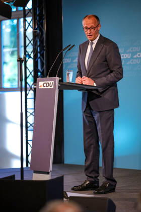 27.05.2026, Politik, Bundeskanzler Friedrich Merz (CDU) Spricht bei seiner Rede auf der Bühne zu Gast als Festredner beim Festakt in der Schützenhalle Hüsten bei Arnsberg. 80 Jahre Neheim-Hüstener Programm. Nordrhein-Westfalen Deutschland