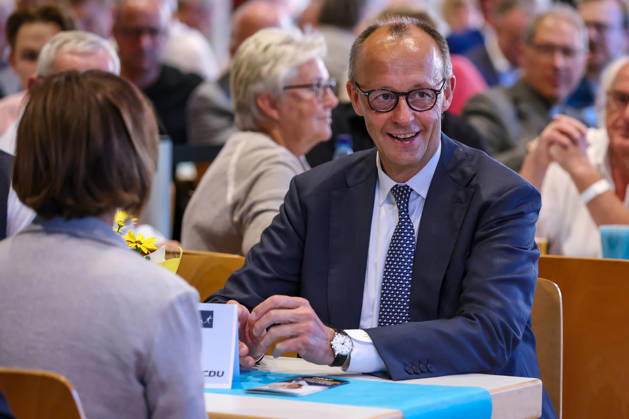 27.05.2026, Politik, Bundeskanzler Friedrich Merz (CDU) neben seiner Ehefrau Charlotte zu Gast als Festredner beim Festakt in der Schützenhalle Hüsten bei Arnsberg. 80 Jahre Neheim-Hüstener Programm. Nordrhein-Westfalen Deutschland
