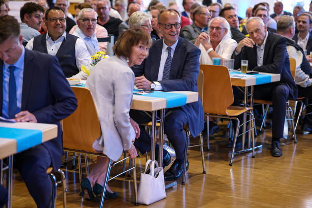 27.05.2026, Politik, Bundeskanzler Friedrich Merz (CDU) neben seiner Ehefrau Charlotte zu Gast als Festredner beim Festakt in der Schützenhalle Hüsten bei Arnsberg. 80 Jahre Neheim-Hüstener Programm. Nordrhein-Westfalen Deutschland