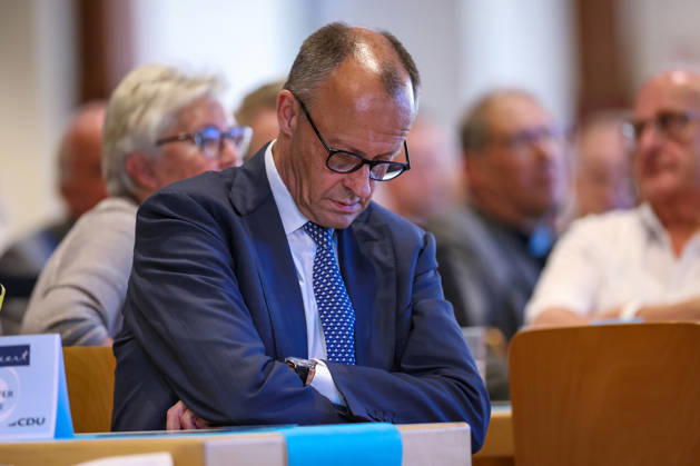 27.05.2026, Politik, Bundeskanzler Friedrich Merz (CDU) blickt nach Unten zu Gast als Festredner beim Festakt in der Schützenhalle Hüsten bei Arnsberg. 80 Jahre Neheim-Hüstener Programm. Nordrhein-Westfalen Deutschland