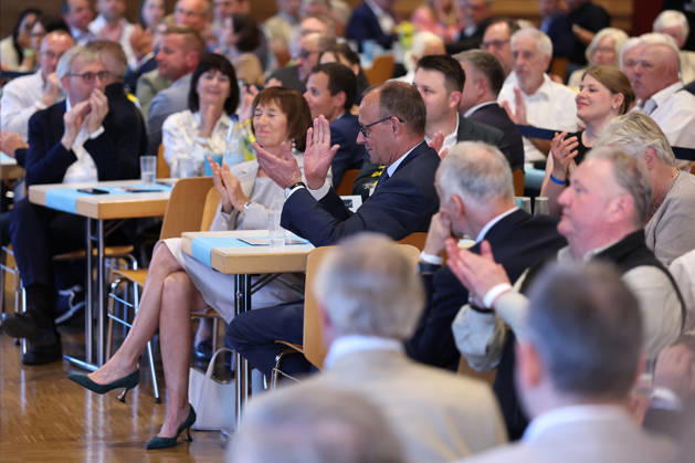 27.05.2026, Politik, Bundeskanzler Friedrich Merz (CDU) zu Gast als Festredner beim Festakt in der Schützenhalle Hüsten bei Arnsberg. 80 Jahre Neheim-Hüstener Programm. Nordrhein-Westfalen Deutschland