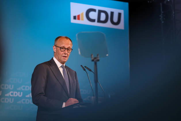 27.05.2026, Politik, Bundeskanzler Friedrich Merz (CDU) Spricht bei seiner Rede auf der Bühne zu Gast als Festredner beim Festakt in der Schützenhalle Hüsten bei Arnsberg. 80 Jahre Neheim-Hüstener Programm. Nordrhein-Westfalen Deutschland