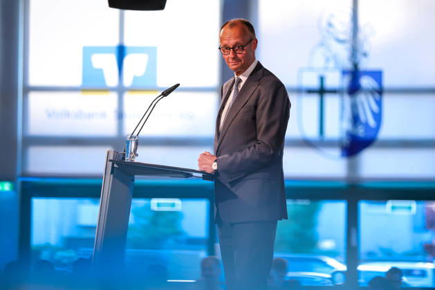 27.05.2026, Politik, Bundeskanzler Friedrich Merz (CDU) Spricht bei seiner Rede auf der Bühne zu Gast als Festredner beim Festakt in der Schützenhalle Hüsten bei Arnsberg. 80 Jahre Neheim-Hüstener Programm. Nordrhein-Westfalen Deutschland