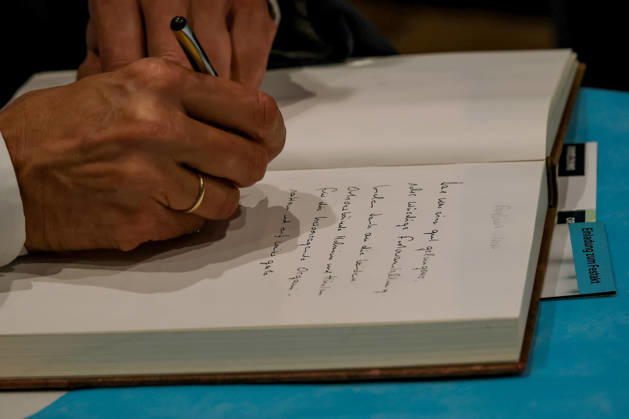 27.05.2026, Politik, Bundeskanzler Friedrich Merz (CDU) unterschreibt im Gästebuch Handschriftlich zu Gast als Festredner beim Festakt in der Schützenhalle Hüsten bei Arnsberg. 80 Jahre Neheim-Hüstener Programm. Nordrhein-Westfalen Deutschland