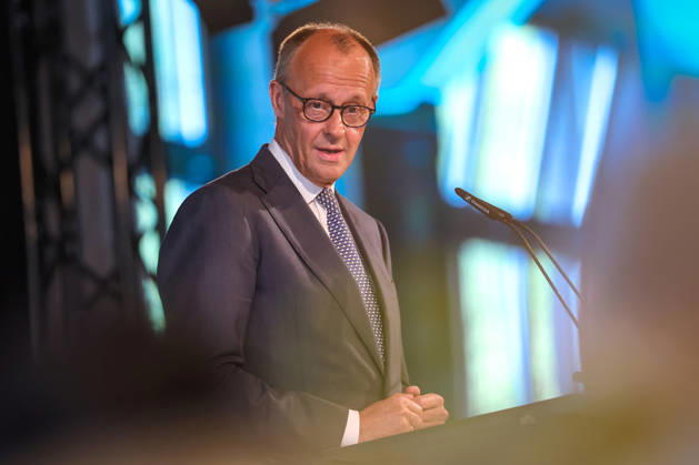 27.05.2026, Politik, Bundeskanzler Friedrich Merz (CDU) bei seiner Rede auf der Bühne zu Gast als Festredner beim Festakt in der Schützenhalle Hüsten bei Arnsberg. 80 Jahre Neheim-Hüstener Programm. Nordrhein-Westfalen Deutschland