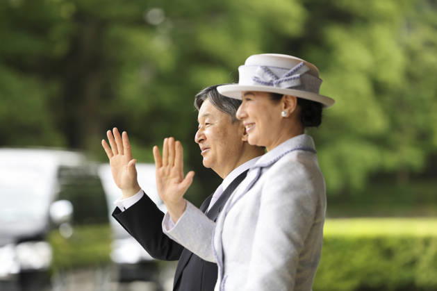 Entertainment Bilder des Tages #2 May 27, 2026, Tokyo, Japan: Japan s Emperor Naruhito and Empress Masako gesture as they see off Philippine President Ferdinand Marcos Jr. and his wife Liza Araneta Marcos as they leave the Imperial Palace after their welcome ceremony and meeting in Tokyo, Japan May 27, 2026. Tokyo Japan - ZUMAz114 20260527_zih_z114_032 Copyright: xPOOLx