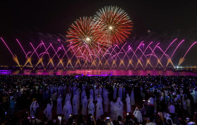 Eid Al-Adha celebrations 2026 in Doha, Qatar - 27 MAY 2026. Fireworks seen displayed during Eid al-Adha celebrations marking the first day of the Muslim festival of Eid al-Adha at Katara Cultural Village. Muslims around the world celebrate Eid al-Adha, one of IslamÕs most important holidays, which commemorates Prophet AbrahamÕs willingness to sacrifice his son in obedience to God Doha Qatar Copyright: xNoushadxVariyattiyakkalx xSOPAxImagesx NVRITYAKAL-011