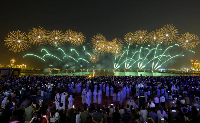 Eid Al-Adha celebrations 2026 in Doha, Qatar - 27 MAY 2026. Fireworks seen displayed during Eid al-Adha celebrations marking the first day of the Muslim festival of Eid al-Adha at Katara Cultural Village. Muslims around the world celebrate Eid al-Adha, one of IslamÕs most important holidays, which commemorates Prophet AbrahamÕs willingness to sacrifice his son in obedience to God Doha Qatar Copyright: xNoushadxVariyattiyakkalx xSOPAxImagesx NVRITYAKAL-017