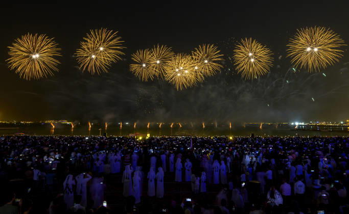 Eid Al-Adha celebrations 2026 in Doha, Qatar - 27 MAY 2026. Fireworks seen displayed during Eid al-Adha celebrations marking the first day of the Muslim festival of Eid al-Adha at Katara Cultural Village. Muslims around the world celebrate Eid al-Adha, one of IslamÕs most important holidays, which commemorates Prophet AbrahamÕs willingness to sacrifice his son in obedience to God Doha Qatar Copyright: xNoushadxVariyattiyakkalx xSOPAxImagesx NVRITYAKAL-018