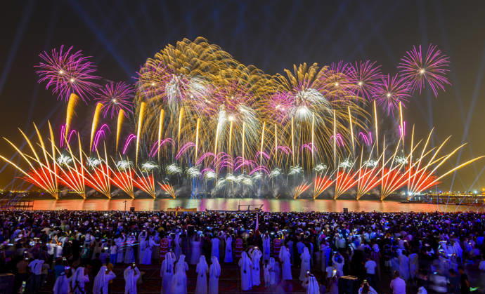 News Bilder des Tages #2 Eid Al-Adha celebrations 2026 in Doha, Qatar - 27 MAY 2026. Fireworks seen displayed during Eid al-Adha celebrations marking the first day of the Muslim festival of Eid al-Adha at Katara Cultural Village. Muslims around the world celebrate Eid al-Adha, one of IslamÕs most important holidays, which commemorates Prophet AbrahamÕs willingness to sacrifice his son in obedience to God Doha Qatar Copyright: xNoushadxVariyattiyakkalx xSOPAxImagesx NVRITYAKAL-020