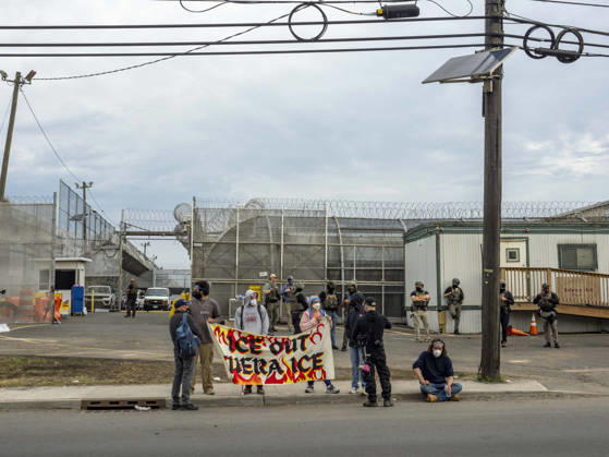 May 27, 2026, Newark, New Jersey, USA: ICE agents and protestors remain outside of the federal detention facility, Delaney Hall as detainees inside continue their hunger and labor strike over inhumane conditions and due process violations. Newark USA - ZUMAd155 20260527_znp_d155_012 Copyright: xSuexDorfmanx