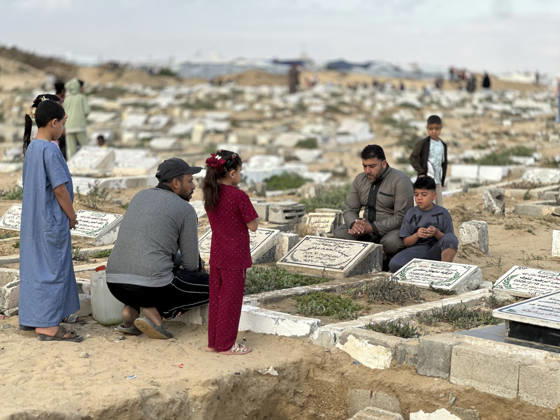 Eid Al Adha Cemetery Memorial Khan Yunis People gather around a grave to offer prayers during Eid al-Adha at a cemetery in Khan Yunis, Gaza Strip, on May 27, 2026. Eid al-Adha, or the Feast of Sacrifice, is one of the most important holidays in the Islamic calendar, commemorating the willingness of Prophet Ibrahim to sacrifice his son. The event is traditionally marked worldwide by communal prayers, family gatherings, acts of charity, and the slaughtering of livestock. In Gaza, the ongoing conflict has significantly impacted traditional observances, leading to residents substituting fresh livestock with frozen meat and visiting the graves of those killed during the war. Khan Yunis Gaza Strip Palestinian Territories Copyright: xDoaaxAlbazx