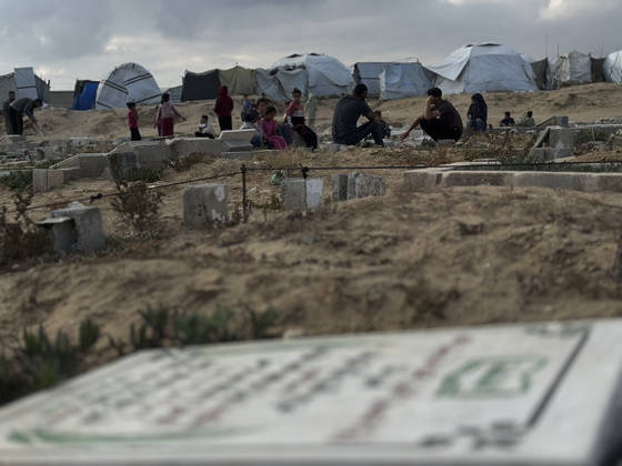Eid Al Adha Cemetery Memorial Khan Yunis People gather among graves to offer prayers during Eid al-Adha at a cemetery in Khan Yunis, Gaza Strip, on May 27, 2026. Eid al-Adha, or the Feast of Sacrifice, is one of the most important holidays in the Islamic calendar, commemorating the willingness of Prophet Ibrahim to sacrifice his son. The event is traditionally marked worldwide by communal prayers, family gatherings, acts of charity, and the slaughtering of livestock. In Gaza, the ongoing conflict has significantly impacted traditional observances, leading to residents substituting fresh livestock with frozen meat and visiting the graves of those killed during the war. Khan Yunis Gaza Strip Palestinian Territories Copyright: xDoaaxAlbazx