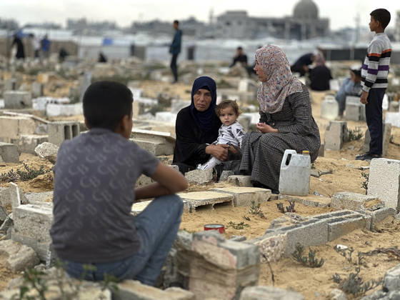 Eid Al Adha Cemetery Memorial Khan Yunis People gather around graves to offer prayers during Eid al-Adha at a cemetery in Khan Yunis, Gaza Strip, on May 27, 2026. Eid al-Adha, or the Feast of Sacrifice, is one of the most important holidays in the Islamic calendar, commemorating the willingness of Prophet Ibrahim to sacrifice his son. The event is traditionally marked worldwide by communal prayers, family gatherings, acts of charity, and the slaughtering of livestock. In Gaza, the ongoing conflict has significantly impacted traditional observances, leading to residents substituting fresh livestock with frozen meat and visiting the graves of those killed during the war. Khan Yunis Gaza Strip Palestinian Territories Copyright: xDoaaxAlbazx