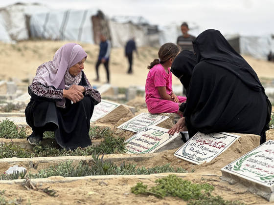 Eid Al Adha Cemetery Memorial Khan Yunis People sit beside graves to offer prayers during Eid al-Adha at a cemetery in Khan Yunis, Gaza Strip, on May 27, 2026. Eid al-Adha, or the Feast of Sacrifice, is one of the most important holidays in the Islamic calendar, commemorating the willingness of Prophet Ibrahim to sacrifice his son. The event is traditionally marked worldwide by communal prayers, family gatherings, acts of charity, and the slaughtering of livestock. In Gaza, the ongoing conflict has significantly impacted traditional observances, leading to residents substituting fresh livestock with frozen meat and visiting the graves of those killed during the war. Khan Yunis Gaza Strip Palestinian Territories Copyright: xDoaaxAlbazx