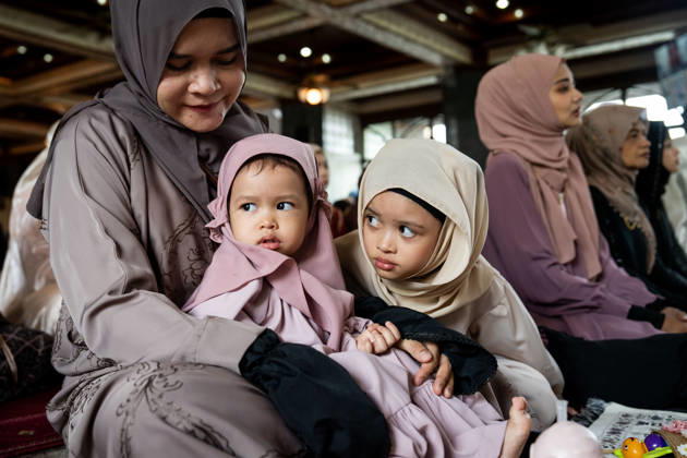 Eid al-Adha in Thailand BANGKOK, THAILAND - MAY 28: Sisters sit with their mother during prayers. Thai Muslims pray during Eid al-Adha at Masjid Buddarul Mumineen mosque in Bangkok, Thailand on May 28, 2026. Matt Hunt Anadolu Bangkok Thailand. Editorial use only. Please get in touch for any other usage.  Copyright: x2026xAnadoluxMattxHuntx