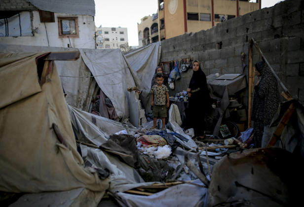 Israeli attacks continue on Gaza GAZA CITY, GAZA STRIP, PALESTINE - MAY 28: Palestinians inspect the damage after an Israeli strike targeted an apartment building in the Rimal neighborhood in the northern Gaza Strip, Palestine on May 28, 2026. The targeted building and nearby tents suffered heavy destruction in the attack. Saeed M. M. T. Jaras Anadolu Gaza City Gaza. Editorial use only. Please get in touch for any other usage.  Copyright: x2026xAnadoluxSaeedxM.xM.xT.xJarasx