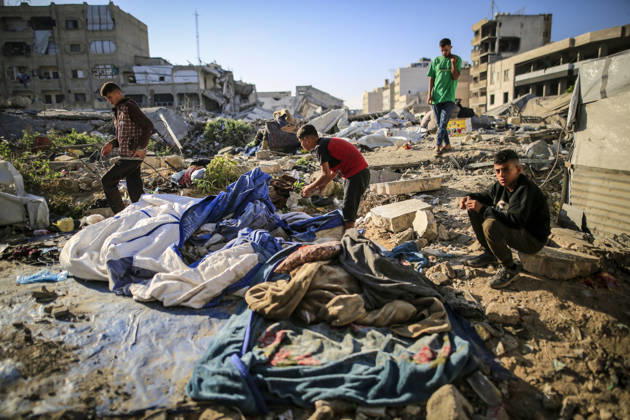 Israeli attacks continue on Gaza GAZA CITY, GAZA STRIP, PALESTINE - MAY 28: Palestinians inspect the damage after an Israeli strike targeted an apartment building in the Rimal neighborhood in the northern Gaza Strip, Palestine on May 28, 2026. The targeted building and nearby tents suffered heavy destruction in the attack. Saeed M. M. T. Jaras Anadolu Gaza City Gaza. Editorial use only. Please get in touch for any other usage.  Copyright: x2026xAnadoluxSaeedxM.xM.xT.xJarasx