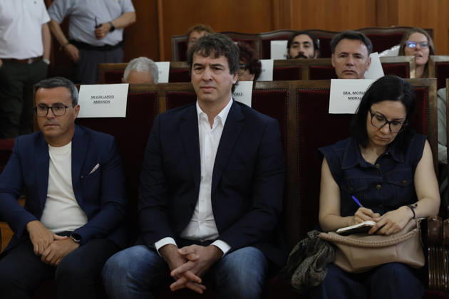 David Sanchez (C), brother of Spanish Prime Minister Pedro Sanchez, and former leader of the Extremadura branch of ruling party PSOE, Miguel Angel Gallardo (L) and former regional Culture s office Elisa Moriano Morales (R) attend to the trial held in the regional Court of Badajoz, Spain on 28 May 2026 in the case of David Sanchez alleged irregular hiring as the head of the performing arts office within the provincial government of Badajoz. Sanchez, who resigned from the post in February face the charges of alleged embezzlement and influence peddling related to his appointment. The brother of Prime Minister David Sanchez face a trial for his allegedly irregular hiring as the head of the performing arts office !ACHTUNG: NUR REDAKTIONELLE NU  Copyright: xBallesterosx GRAF5521 20260528-55020424593_1
