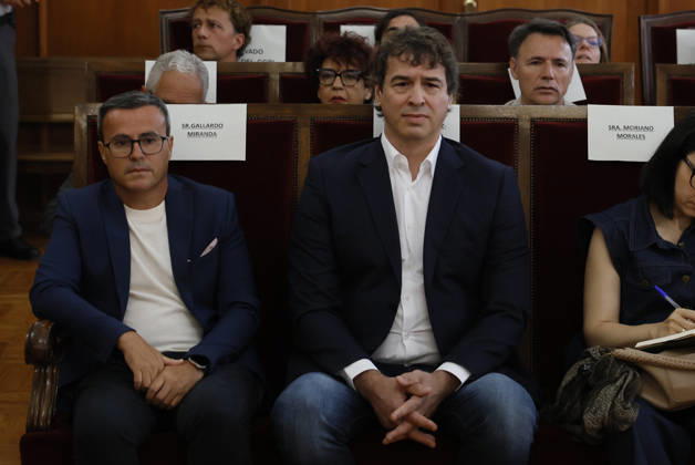 David Sanchez (R), brother of Spanish Prime Minister Pedro Sanchez, and former leader of the Extremadura branch of ruling party PSOE, Miguel Angel Gallardo (L) attend to the trial held in the regional Court of Badajoz, Spain on 28 May 2026 in the case of David Sanchez alleged irregular hiring as the head of the performing arts office within the provincial government of Badajoz. Sanchez, who resigned from the post in February face the charges of alleged embezzlement and influence peddling related to his appointment. The brother of Prime Minister David Sanchez face a trial for his allegedly irregular hiring as the head of the performing arts office !ACHTUNG: NUR REDAKTIONELLE NUTZUNG!  Copyright: xBallesterosx GRAF5534 20260528-55020424615_1