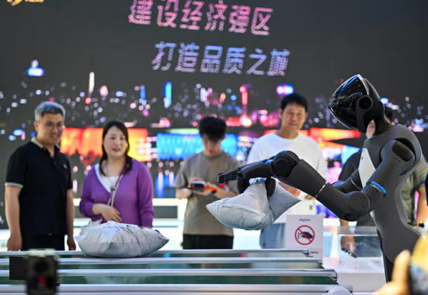 (260528) -- TIANJIN, May 28, 2026 -- People watch a humanoid robot showcasing its capability at the World Intelligence Expo 2026 in Tianjin, north China, May 28, 2026. Themed Intelligence: Extensive Development Space, Sustainable Growth Driver, the World Intelligence Expo 2026 kicked off here on Thursday. ) CHINA-TIANJIN-WORLD INTELLIGENCE EXPO (CN) ZhaoxZishuo 