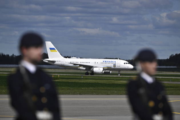 UPPSALA, SWEDEN 20260528 Ukrainian President Volodymyr Zelenskyj lands at Upplands Air Force F16 in Uppsala UPPSALA SWEDEN x10430x  Copyright: xChristinexOlsson TTx KRISTERSSON OCH ZELENSKYJ PA UPPLANDS FLYGFLOTTILJ lP9PUa_PrfM