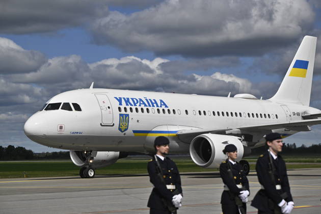 UPPSALA, SWEDEN 20260528 Ukrainian President Volodymyr Zelenskyj lands at Upplands Air Force F16 in Uppsala UPPSALA SWEDEN x10430x  Copyright: xChristinexOlsson TTx KRISTERSSON OCH ZELENSKYJ PA UPPLANDS FLYGFLOTTILJ 2XBPOo2PI0I