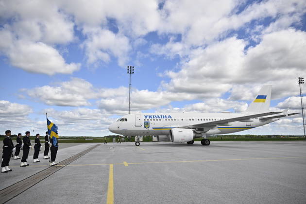 UPPSALA, SWEDEN 20260528 Ukrainian President Volodymyr Zelenskyj lands at Upplands Air Force F16 in Uppsala UPPSALA SWEDEN x10430x  Copyright: xChristinexOlsson TTx KRISTERSSON OCH ZELENSKYJ PA UPPLANDS FLYGFLOTTILJ hnk37tVDGNk