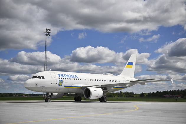 UPPSALA, SWEDEN 20260528 Ukrainian President Volodymyr Zelenskyj lands at Upplands Air Force F16 in Uppsala UPPSALA SWEDEN x10430x  Copyright: xChristinexOlsson TTx KRISTERSSON OCH ZELENSKYJ PA UPPLANDS FLYGFLOTTILJ Vrc9o1s45Dw