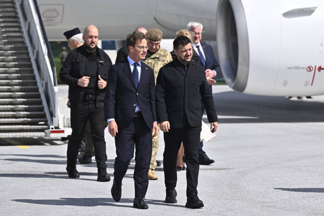 UPPSALA, SWEDEN 20260528 Ukrainian President Volodymyr Zelenskyj is received by Swedish Prime Minister Ulf Kristersson at Uppland Air Force F16 in Uppsala UPPSALA SWEDEN x10430x  Copyright: xChristinexOlsson TTx KRISTERSSON OCH ZELENSKYJ PA UPPLANDS FLYGFLOTTILJ cYt8EpRkrJw