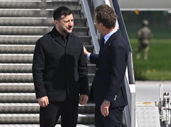 UPPSALA, SWEDEN 20260528 Ukrainian President Volodymyr Zelenskyj is received by Swedish Prime Minister Ulf Kristersson at Uppland Air Force F16 in Uppsala UPPSALA SWEDEN x10430x  Copyright: xChristinexOlsson TTx KRISTERSSON OCH ZELENSKYJ PA UPPLANDS FLYGFLOTTILJ 4KzYQEd3yQo