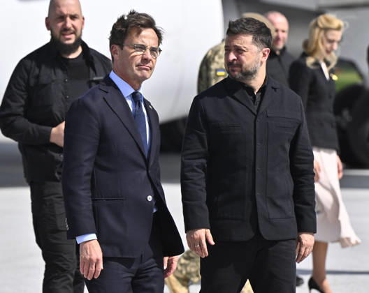 UPPSALA, SWEDEN 20260528 Ukrainian President Volodymyr Zelensky is received by Swedish Prime Minister Ulf Kristersson at the F16 air flotilla in Uppsala, Sweden on May 28, 2026 UPPSALA SWEDEN x10430x  Copyright: xChristinexOlsson TTx SWEDEN UKRAINE ZELENSKY VISIT TR2z7IT95tI