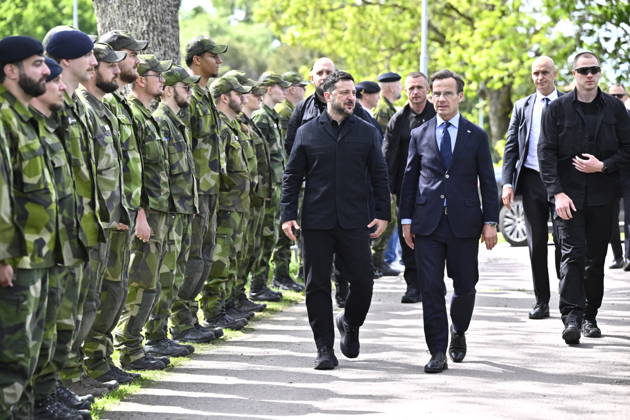 UPPSALA, SWEDEN 20260528 Ukrainian President Volodymyr Zelenskyj is received by Swedish Prime Minister Ulf Kristersson at Uppland Air Force F16 in Uppsala UPPSALA SWEDEN x10430x  Copyright: xChristinexOlsson TTx KRISTERSSON OCH ZELENSKYJ PA UPPLANDS FLYGFLOTTILJ d07ivZ5thOY