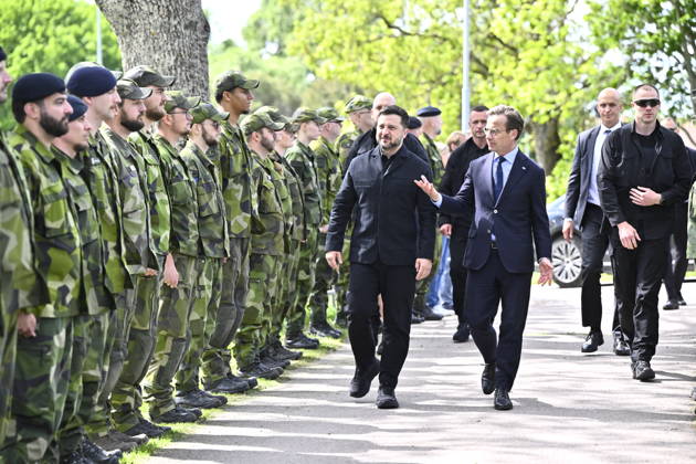 UPPSALA, SWEDEN 20260528 Ukrainian President Volodymyr Zelenskyj is received by Swedish Prime Minister Ulf Kristersson at Uppland Air Force F16 in Uppsala UPPSALA SWEDEN x10430x  Copyright: xChristinexOlsson TTx KRISTERSSON OCH ZELENSKYJ PA UPPLANDS FLYGFLOTTILJ sTkt31RvrYk