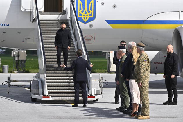 UPPSALA, SWEDEN 20260528 Ukrainian President Volodymyr Zelenskyj is received by Swedish Prime Minister Ulf Kristersson at Uppland Air Force F16 in Uppsala UPPSALA SWEDEN x10430x  Copyright: xChristinexOlsson TTx KRISTERSSON OCH ZELENSKYJ PA UPPLANDS FLYGFLOTTILJ WfmZ8PshWEE
