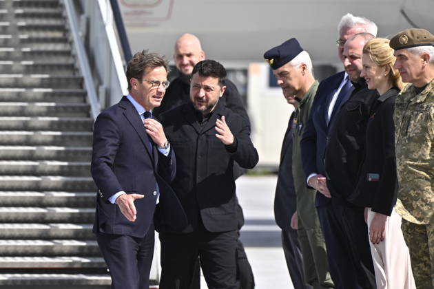 UPPSALA, SWEDEN 20260528 Ukrainian President Volodymyr Zelenskyj is received by Swedish Prime Minister Ulf Kristersson at Uppland Air Force F16 in Uppsala UPPSALA SWEDEN x10430x  Copyright: xChristinexOlsson TTx KRISTERSSON OCH ZELENSKYJ PA UPPLANDS FLYGFLOTTILJ yfMdQ3xtq-8