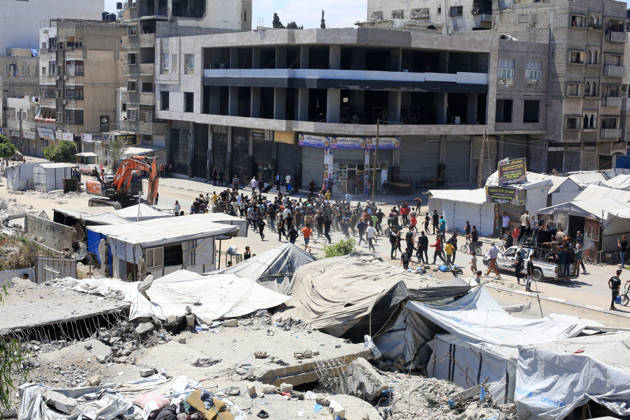 Displaced Palestinians inspect damage after deadly Israeli strike in Gaza City Displaced Palestinians inspect their damaged homes and tents following an Israeli strike that targeted a residential apartment in Gaza City on May 28, 2026. The strike, which took place the previous night, killed 10 Palestinians and wounded others, according to local sources, while causing severe damage to the targeted building and nearby tents sheltering displaced people. Photo by Anas Nour apaimages Gaza city Gaza Strip Palestinian Territory 280526_Gaza_AN_00(21) Copyright: xapaimagesxAnasxNourx xapaimagesx