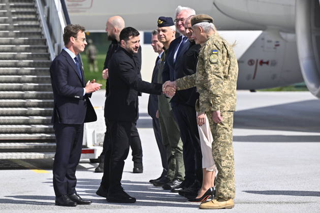 UPPSALA, SWEDEN 20260528 Ukrainian President Volodymyr Zelenskyj is received by Swedish Prime Minister Ulf Kristersson at Uppland Air Force F16 in Uppsala UPPSALA SWEDEN x10430x  Copyright: xChristinexOlsson TTx KRISTERSSON OCH ZELENSKYJ PA UPPLANDS FLYGFLOTTILJ dY8VSqeCeHU